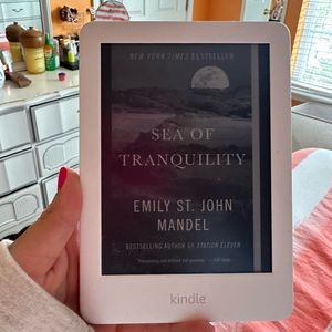 NEW Kindle 10th Generation (White) w/ pop socket